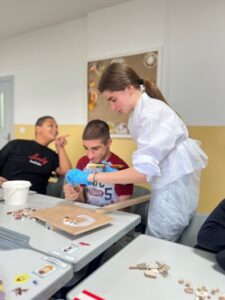 Berufliche Ausbildung mit Unterstützung einer Ergo-Therapeutin auf Wahat al-Farah